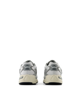 725 - White/Mettalic Grey