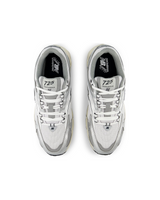 725 - White/Mettalic Grey